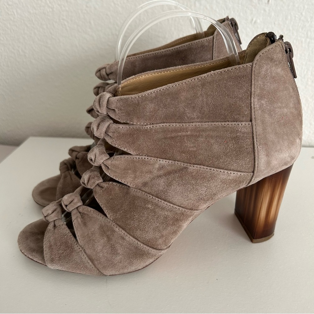 Vaneli taupe genuine leather suede knot tortoise shell heel size 9 coquette